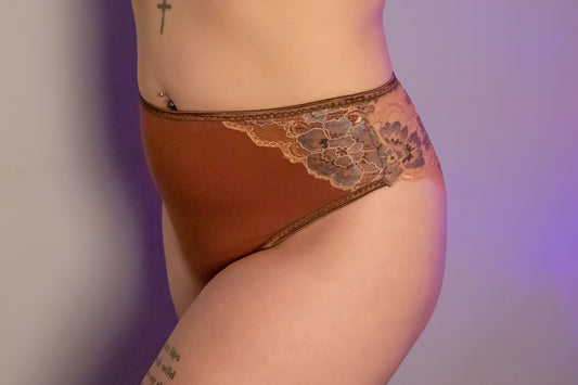 Women’s Low-Waist Panties Made of TENCEL™ Jersey and Recycled Lace - Cinnamon brown with blue flower lace