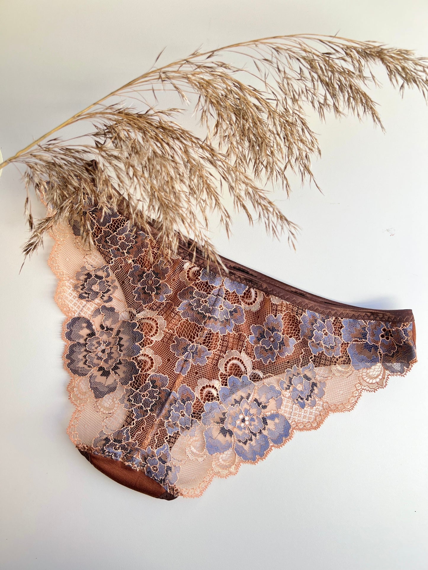 Women’s Low-Waist Panties Made of TENCEL™ Jersey and Recycled Lace - Cinnamon brown with blue flower lace