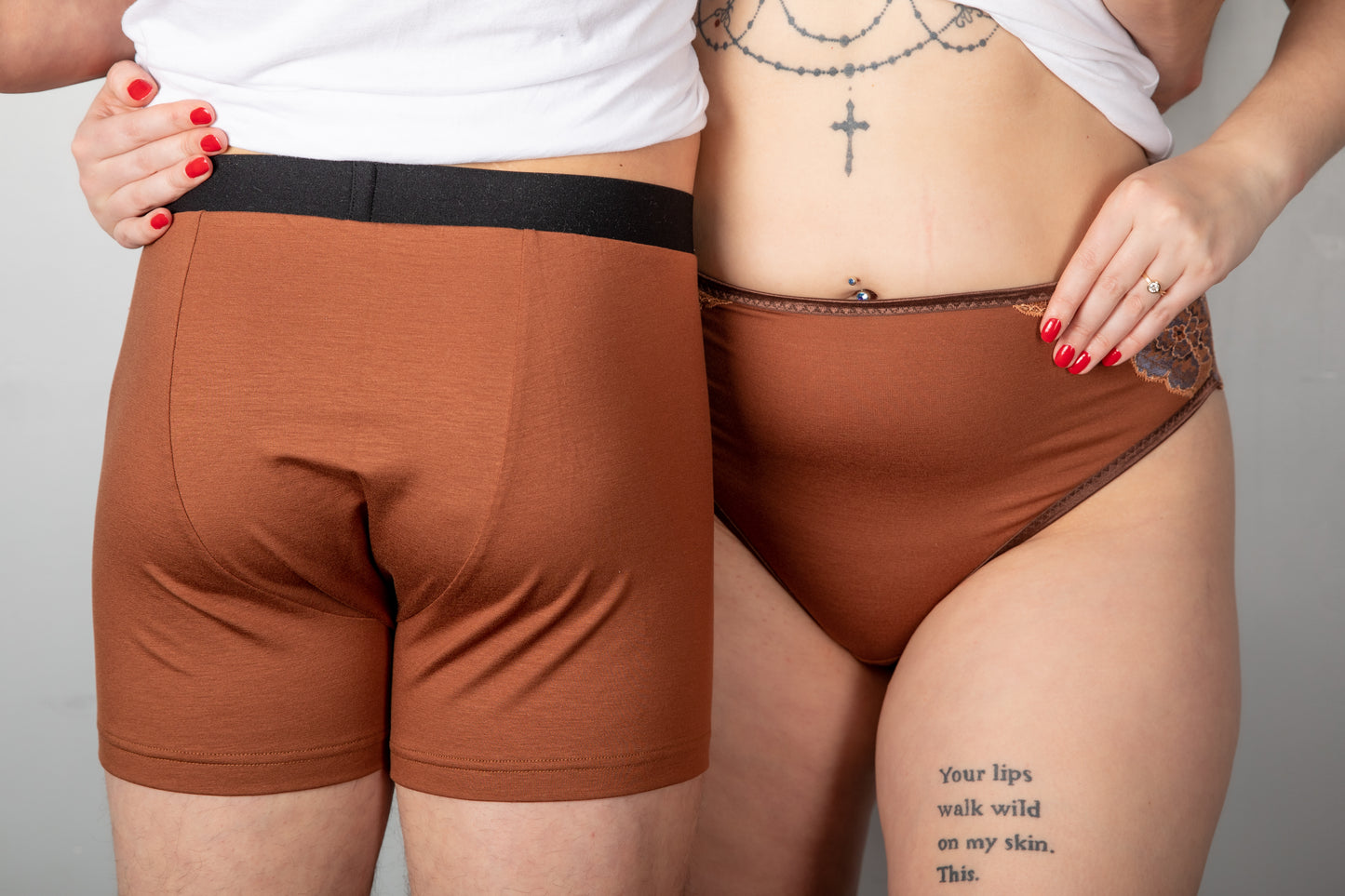 Women’s Low-Waist Panties Made of TENCEL™ Jersey and Recycled Lace - Cinnamon brown with blue flower lace