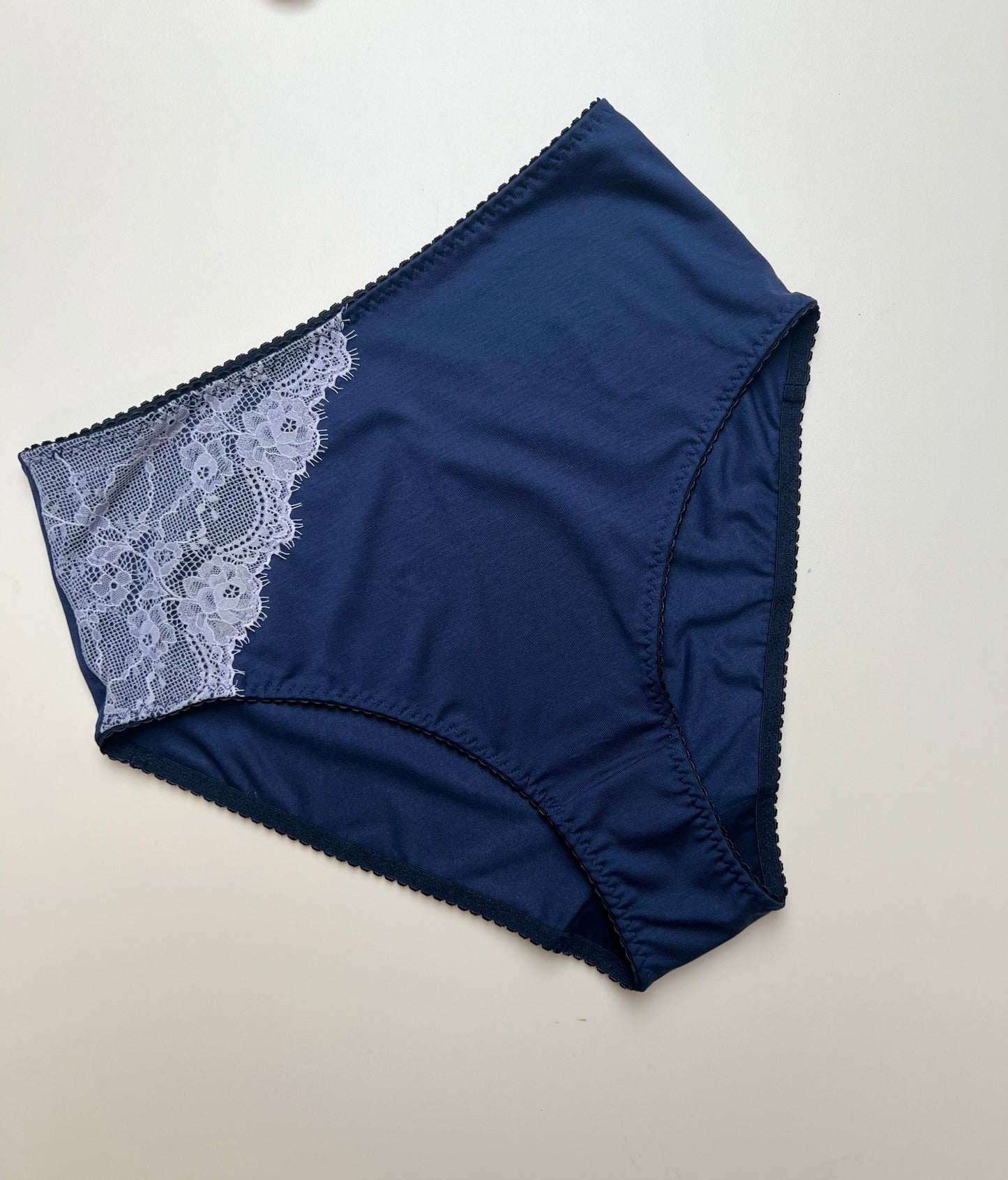 Women’s High-Waist TENCEL™ panties – Dark blue with lillac lace