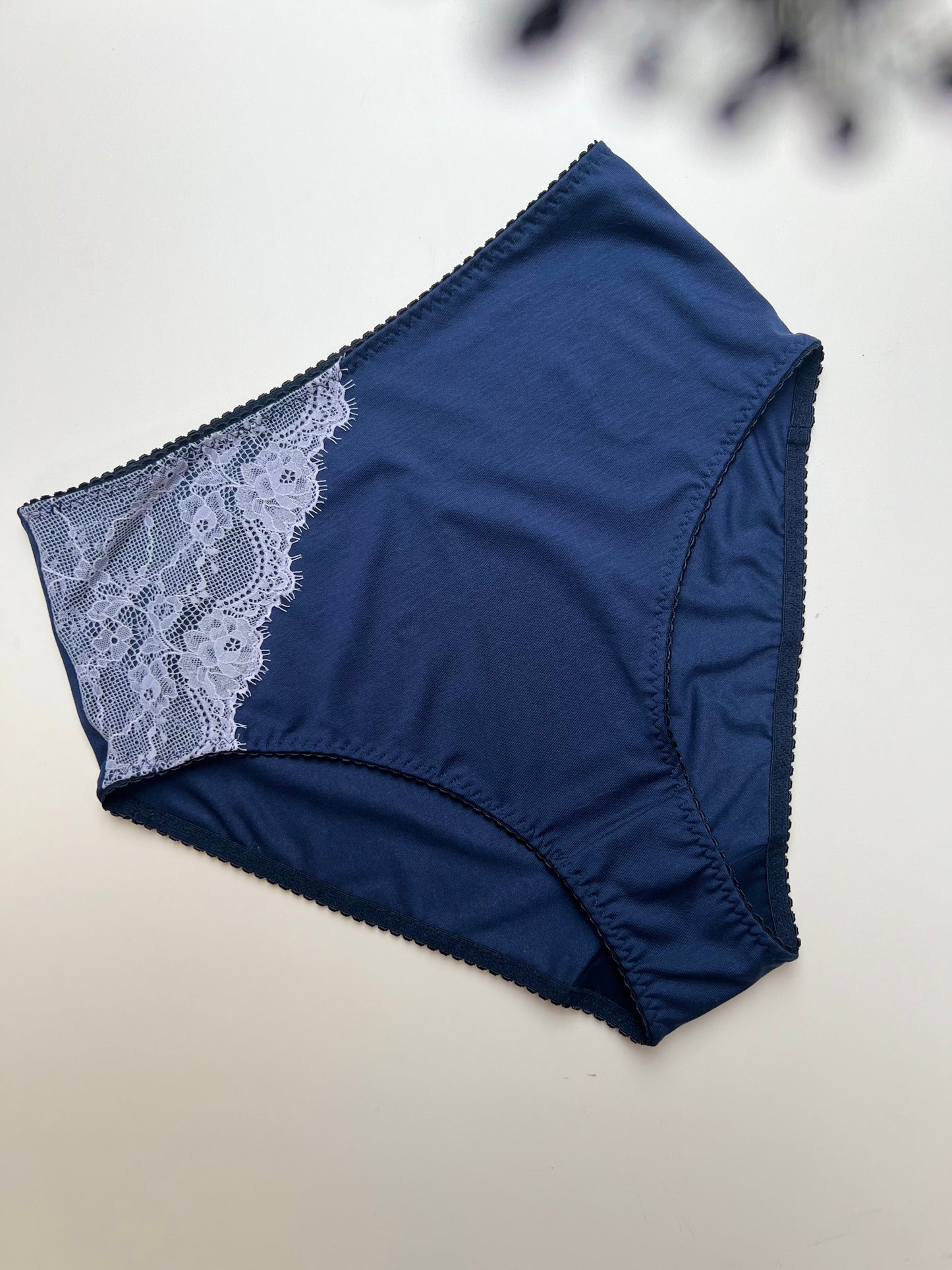 Women’s High-Waist TENCEL™ panties – Dark blue with lillac lace