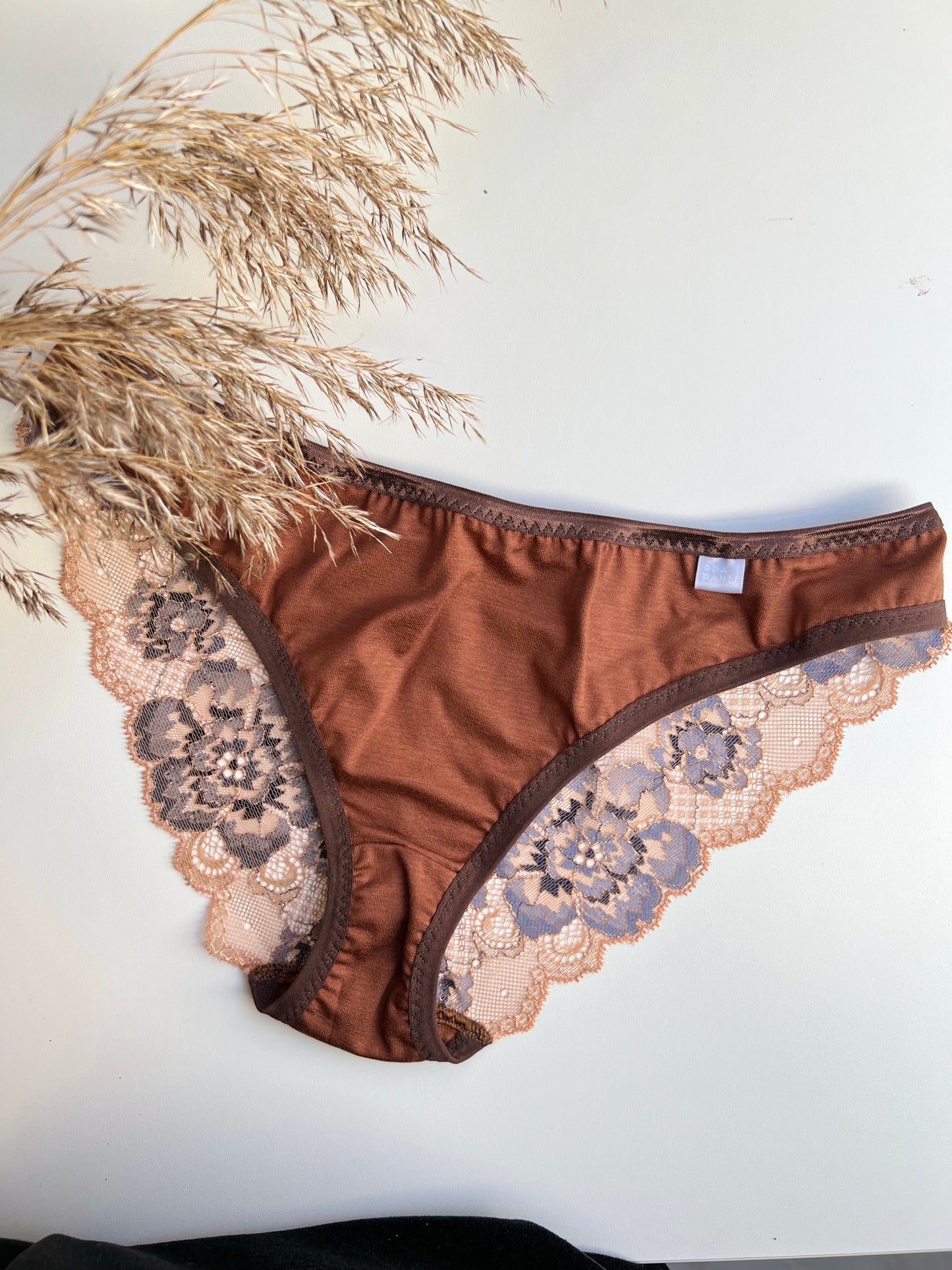 Women’s Low-Waist Panties Made of TENCEL™ Jersey and Recycled Lace - Cinnamon brown with blue flower lace